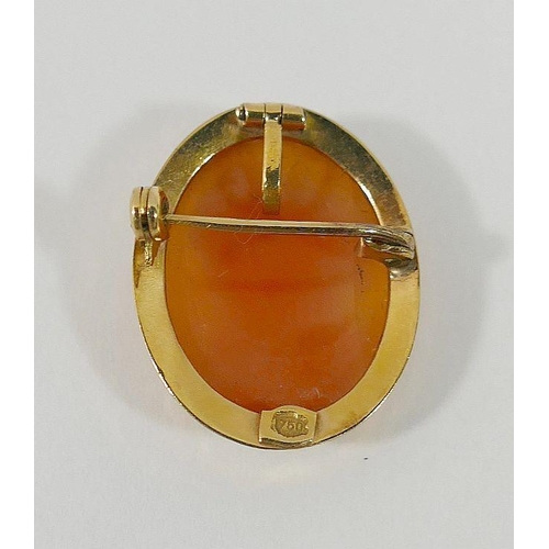 5A - A small oval carved shell cameo pendant brooch in yellow metal mount stamped '750', 2cm x 1.7cm, 2.9... 