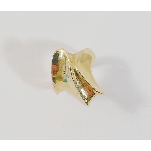 50 - A yellow metal dress ring, of abstract design, head of the ring 2cm long, unmarked, finger size O, 6... 