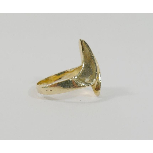 50 - A yellow metal dress ring, of abstract design, head of the ring 2cm long, unmarked, finger size O, 6... 