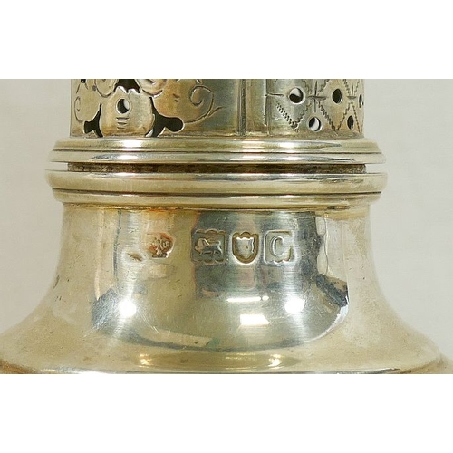 104A - A silver sugar caster, London 1898, with gadrooned body, 20cm high, 6.29ozt, 195.7g