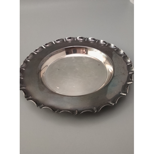 45 - Sterling Silver Round Dish / shallow bowl with Shaped Edge - 76 grams
James Dixon & Sons Ltd... 