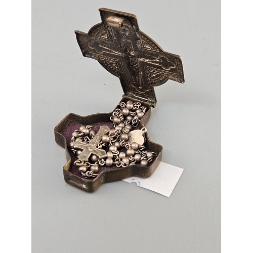 47 - Antique Religious Box with Jesus & Rosary beadsgerman
gross weight: 12g... 