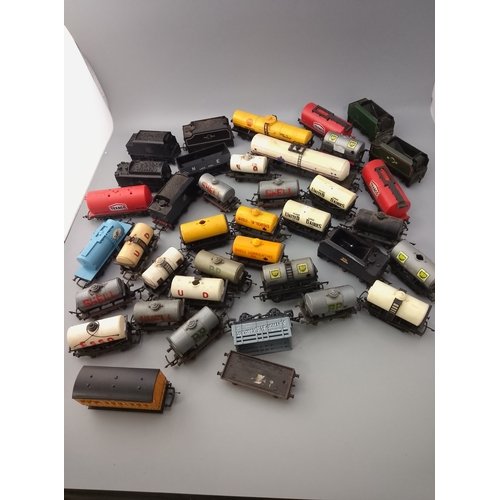 159 - mixed lot of vintage model hornby railway rolling stock,