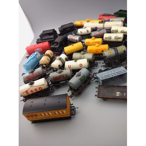 159 - mixed lot of vintage model hornby railway rolling stock,