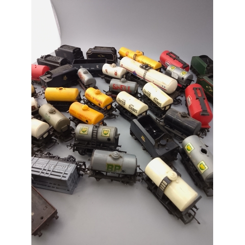 159 - mixed lot of vintage model hornby railway rolling stock,