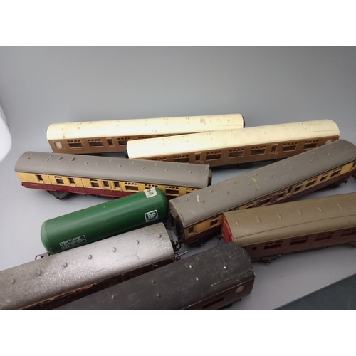 159 - mixed lot of vintage model hornby railway rolling stock,