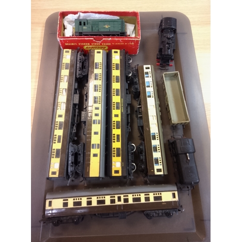 161 - Hornby Tri-ang OO gauge model railway set