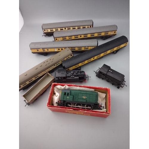 161 - Hornby Tri-ang OO gauge model railway set
