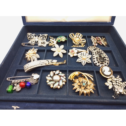 18 - A collection of vintage costume jewellery brooches. In a velvet coin box