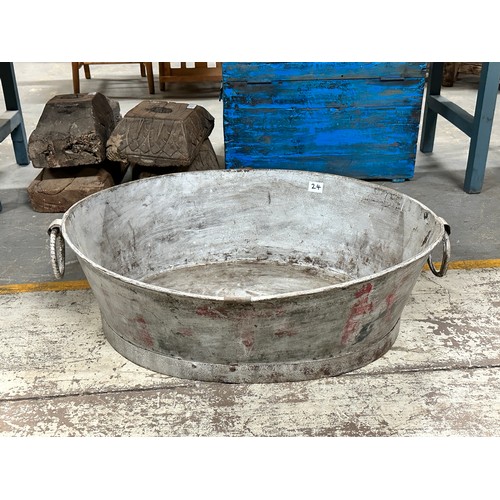 24 - Large vintage galvanised tub.

Dimensions: Length 86 cm Depth 65 cm Height 26 cm