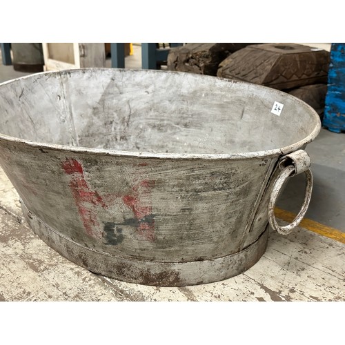 24 - Large vintage galvanised tub.

Dimensions: Length 86 cm Depth 65 cm Height 26 cm