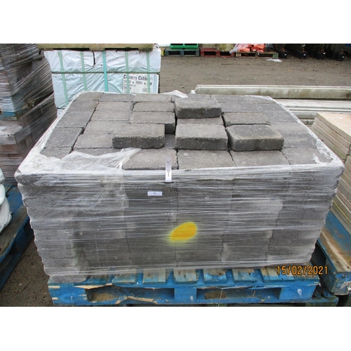 71 - A pallet of rectangular grey coloured brick pavers