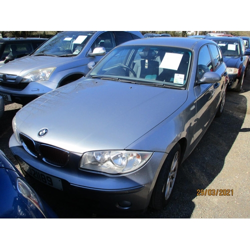 13 - A 2006 BMW 118i SE 2.0 five door hatchback (automatic) J21189, odometer reading 88,605 miles