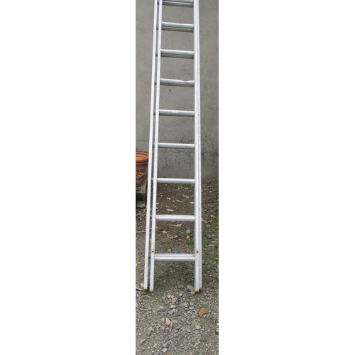 52 - An aluminium seventeen rung double extension ladder