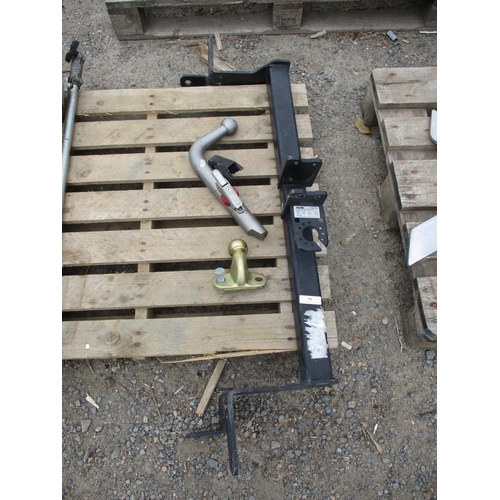 91 - An Al-Ko heavy duty vehicle tow bar together with ball hitches