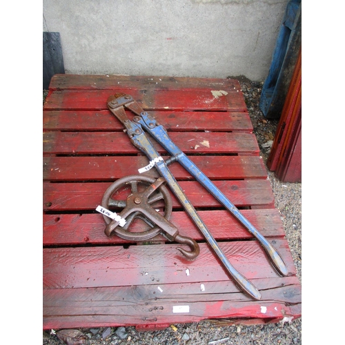 57 - A pair of Rekord bolt croppers of large proportion together with a gin wheel