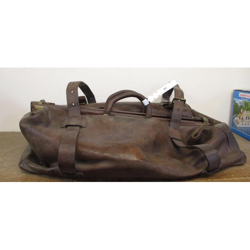 402 - A vintage leather Gladstone bag of large proportion