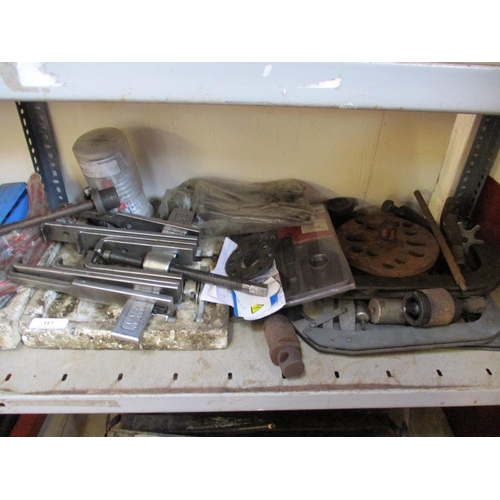 117 - A varied assortment of pullers, valve compressors and other engineering tools - Viscounts sale