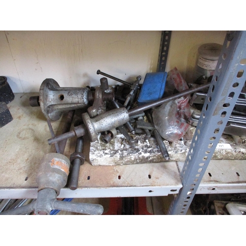 117 - A varied assortment of pullers, valve compressors and other engineering tools - Viscounts sale