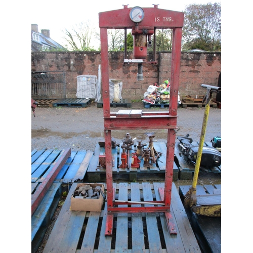 64 - A Sealey YK15 15 ton capacity hydraulic workshop press - Viscounts sale