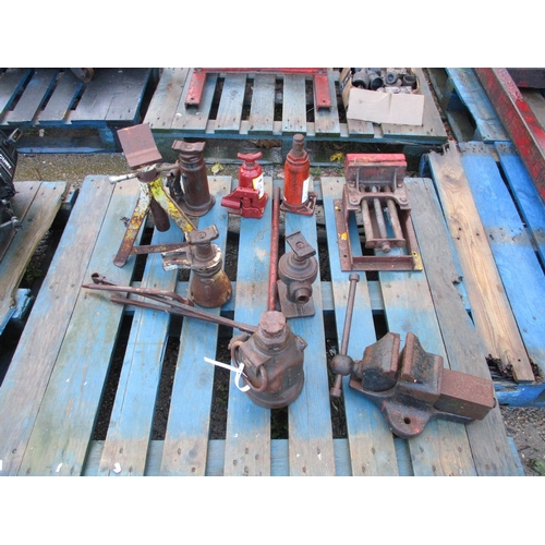 68 - Assorted hydraulic bottle and other jacks, two vices and an axle stand