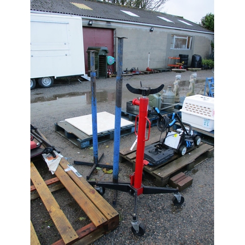 76 - A Sealey Yankee hydraulic transmission jack together with a pair of engine lift stands
