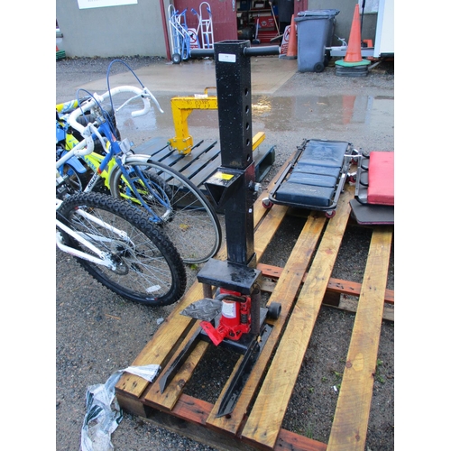 77 - A hydraulic pedal operated log splitter
