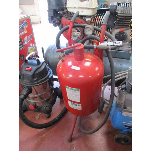 91 - A Northern Industries 10 galleon capacity sand blaster pot