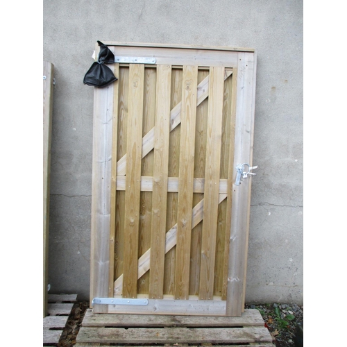 58 - A large lattice panel gate with fitting kit