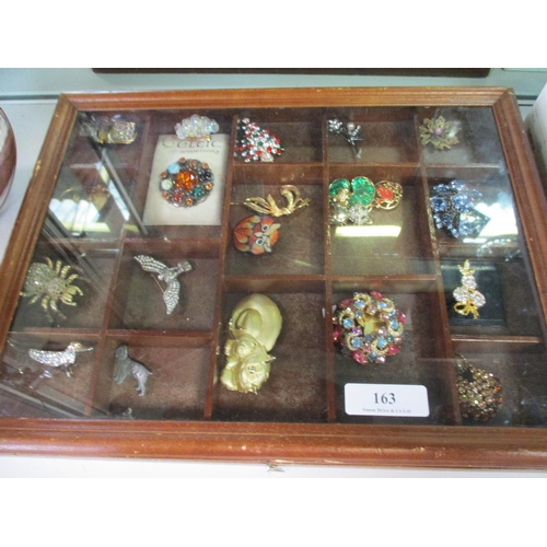 163 - A table top display case containing an assortment of costume jewellery together with an Fantin Argen... 