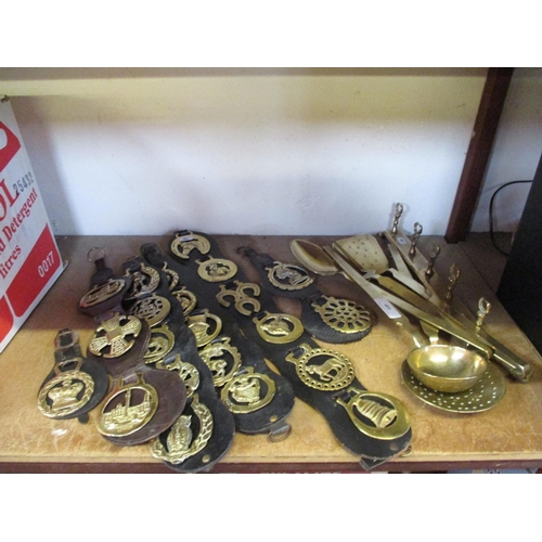 401 - A quantity of brass utensils together with a quantity of horse brasses