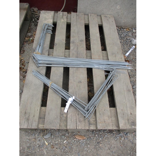 72 - A quantity of galvanised right angle clips