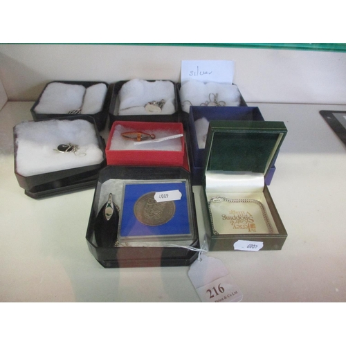 216 - A quantity of sterling silver jewellery