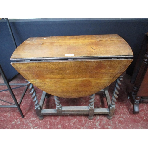 321 - An oak gate leg table