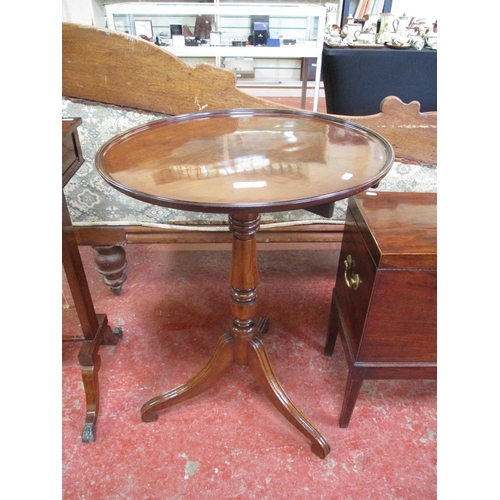 328 - A mahogany circular pedestal table