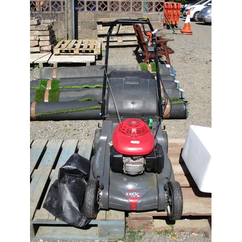 44 - A Honda HRX537 hydrostatic self propelled motor mower