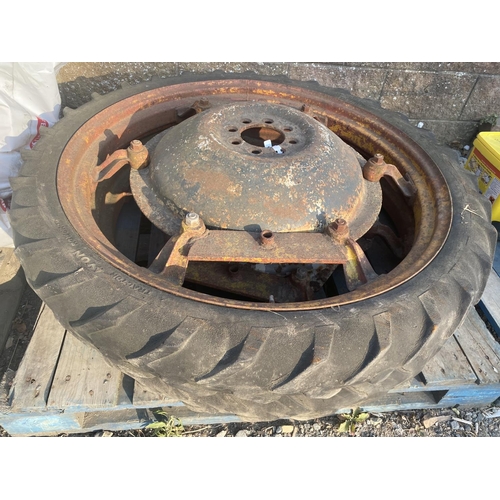 45 - A pair of tractor row crop wheels and centres (6.00-36)