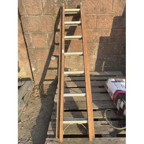 52 - A wood and seven aluminium tread extension ladder