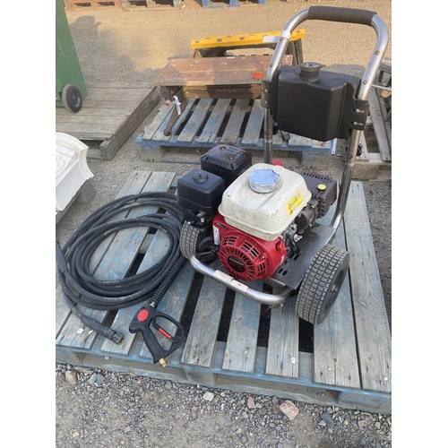 84 - A Honda motorised pressure washer