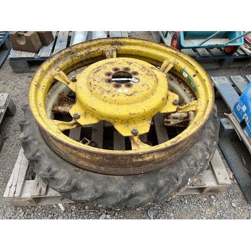 100 - A pair of rowcrop wheel rims, centre and tyre (7.5/7-36)