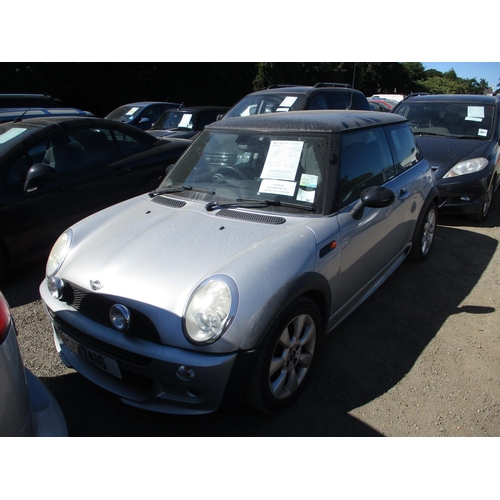 16 - A 2005 Mini Cooper 1.6 three door hatchback (petrol/manual) J97416, odometer reading 52,341 miles
