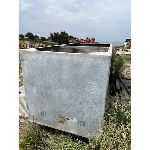 40 - A rectangular galvanised water tank