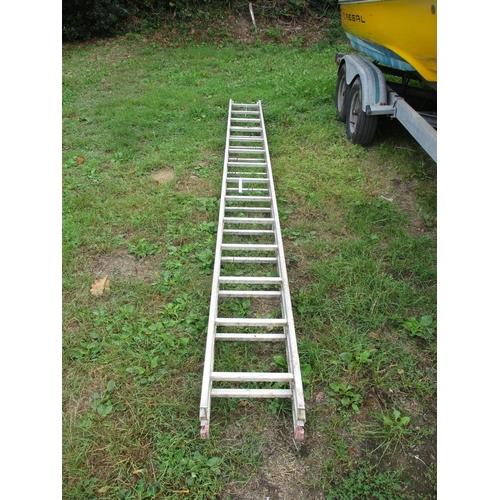 20 - A fourteen rung double extension ladder