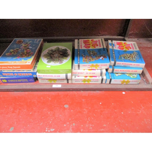 322 - A quantity of vintage jigsaws