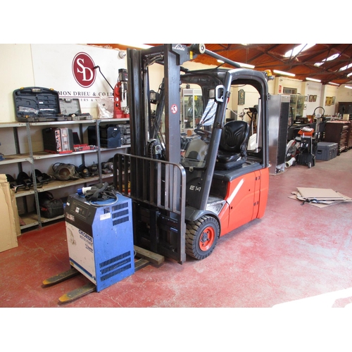 14 - A Linde E14 electric counterbalance forklift truck, odometer reading hours 7,811 hours