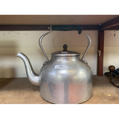 135 - A vintage 10 pint capacity kettle