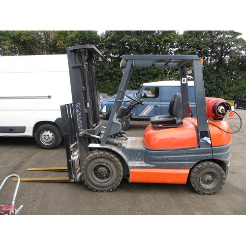 30 - A 2008 Toyota GF25 gas counterbalance forklift truck J53587, odometer reading 7,832 hours