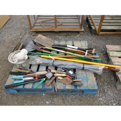 105 - A set of drain rods (new) together with a varied assortment of gardening hand tools etc.