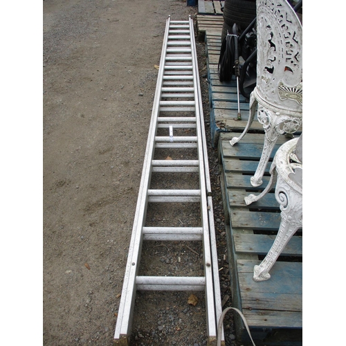 39 - An aluminium seventeen tread extension ladder