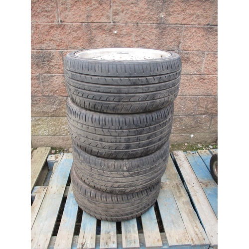 41 - A set of four BMW aluminium low profile wheels and tyres (245/35ZR19)